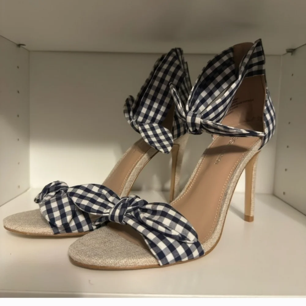 NEW - BCBGeneration Navy Blue and White Heels with Gingham Bow - Picture 4 of 6
